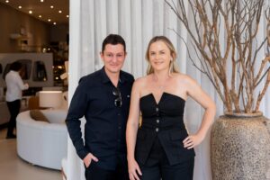 Eduardo Dellatorre e Lili Golunki, na vitrine assinada por ela para a Sierra