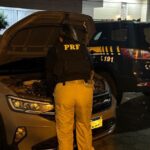 Mulher foragida por tráfico é presa pela PRF dirigindo carro furtado na BR-101 em Itapema