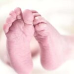 TRAGÉDIA EM NAVEGANTES: RECÉM-NASCIDO MORRE APÓS PARTO EM CASA SEM ASSISTÊNCIA MÉDICA